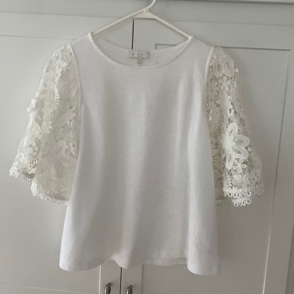 Bell laced sleeved top.